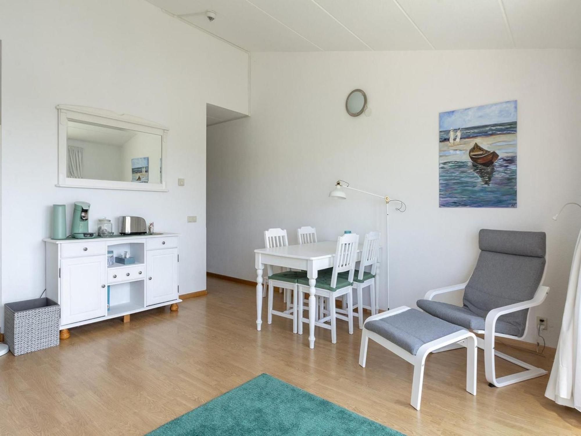 An Apartment That Is Attractively Furnished ยูเลียนาดอร์ป ภายนอก รูปภาพ